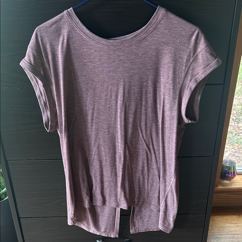 lululemon athletica Short Sleeve Tee Open back in Heathered Dusty Rose Size 8